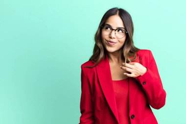 İspanyol güzeli kadın kibirli, başarılı, pozitif ve gururlu görünüyor. İş kadını kavramı