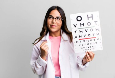 İspanyol güzeli kadın kibirli, başarılı, pozitif ve gururlu görünüyor. optometri kavramı