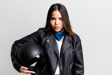 Hispanik güzel kadın üzgün, üzgün ya da kızgın hissediyor ve yana bakıyor. Motosiklet sürücüsü konsepti