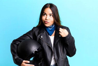 İspanyol güzeli kadın kibirli, başarılı, pozitif ve gururlu görünüyor. Motosiklet sürücüsü konsepti