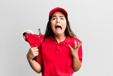 İspanyol güzel kadın umutsuz, hayal kırıklığına uğramış ve stresli görünüyor. paketleyici ve dağıtım çalışanı