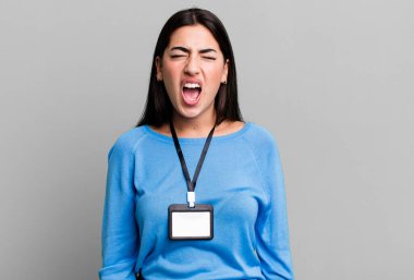 Saldırgan bir şekilde bağırıyordu, çok sinirli görünüyordu. VIP geçiş kartı kimlik doğrulaması