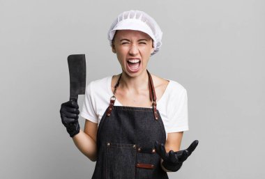 Kızgın, sinirli ve hayal kırıklığına uğramış görünüyor. Kasap konsepti