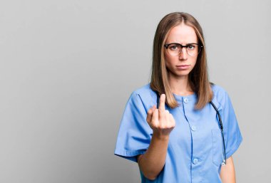 Kızgın, sinirli, asi ve agresif hissediyorum. hemşire konsepti