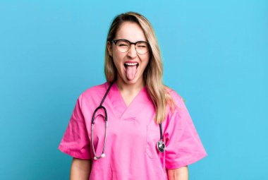 Neşeli ve asi bir tavırla, şakalar yaparak ve dil çıkararak. hemşire konsepti