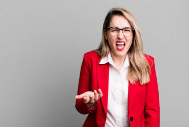 Kızgın, sinirli ve hayal kırıklığına uğramış görünüyor. iş kavramı