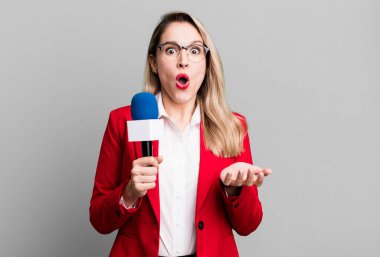 Şaşırdım, şok oldum ve inanılmaz bir sürprizle şaşkına döndüm. gazeteci veya sunucu kavramı