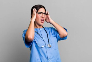 Mutlu, heyecanlı ve şaşırmış hissediyorum. hemşire konsepti