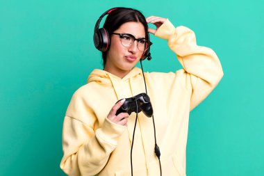 Mutlu bir şekilde gülümsemek ve hayal kurmak ya da şüphe etmek. oyun konsepti