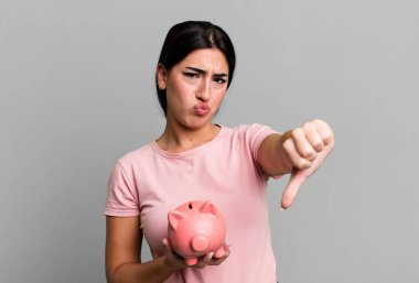 Çapraz hissetmek, baş parmakları aşağı göstermek. Domuz kumbarasıyla.