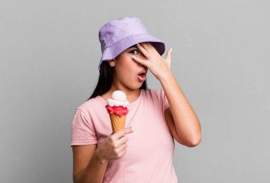 Şok olmuş, korkmuş ya da dehşete düşmüş gibi görünüyorlardı. dondurma ve yaz konsepti