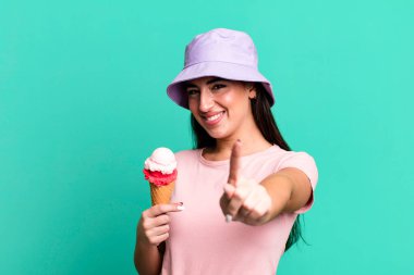 Gururla gülümseyen ve kendinden emin bir numara olan. dondurma ve yaz konsepti