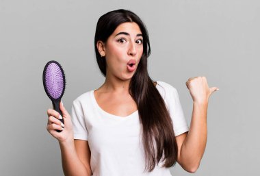 İnançsızlığa düşmüş bir haldeydi. saç tarağı konsepti