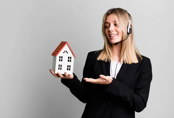 年轻漂亮的女人带着耳机和房子模型 实际状态概念 — 图库照片