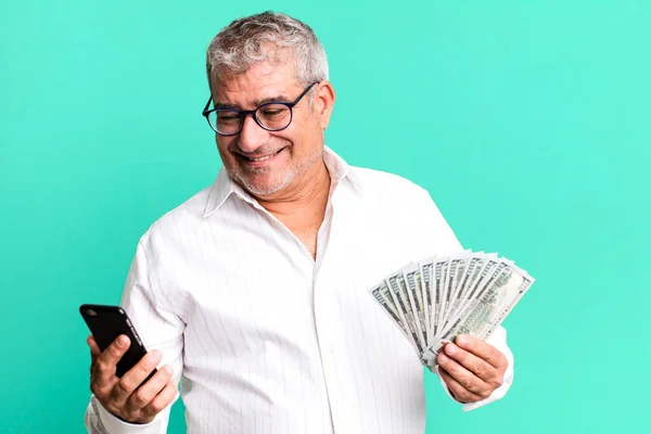 Homem Idoso Meia Idade Com Smartphone Notas Dólar — Fotografia de Stock