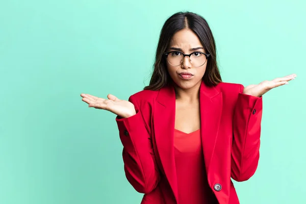 Hispanic Pretty Woman Feeling Puzzled Confused Doubting Businesswoman Concept — Stock Photo, Image