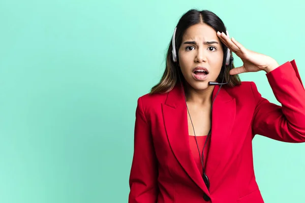 Hispanic Pretty Woman Looking Happy Astonished Surprised Telemarketing Concept — Foto Stock