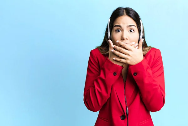 Hispanic Pretty Woman Covering Mouth Hands Shocked Telemarketing Concept — Foto Stock