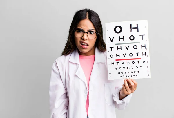 Mulher Bonita Hispânica Sentindo Intrigada Confusa Conceito Optometria — Fotografia de Stock