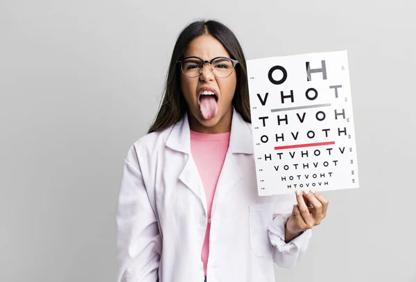 Spanyol Güzel Kadın Iğreniyor Sinirleniyor Dili Dışarı Çıkıyor Optometri Kavramı — Stok fotoğraf
