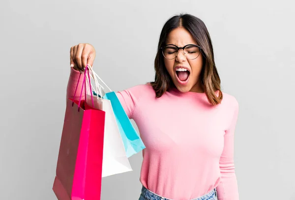 Hispanic Pretty Woman Shouting Aggressively Looking Very Angry Shopping Concept — Stock Photo, Image