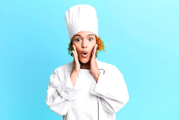 Cheveux Roux Jolie Femme Sentant Choqué Effrayé Concept Chef — Photo