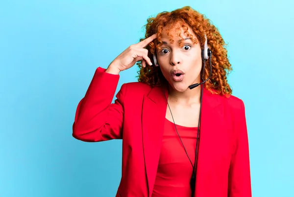Red Hair Pretty Woman Looking Surprised Realizing New Thought Idea — Stock Photo, Image