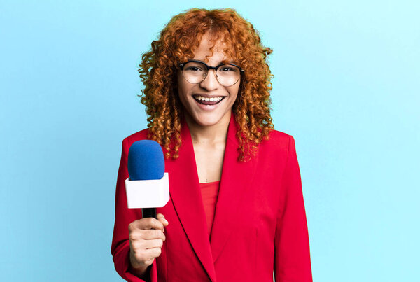 рыжие волосы красивая женщина выглядит счастливым и приятно удивлен. журналист и ведущий концепции