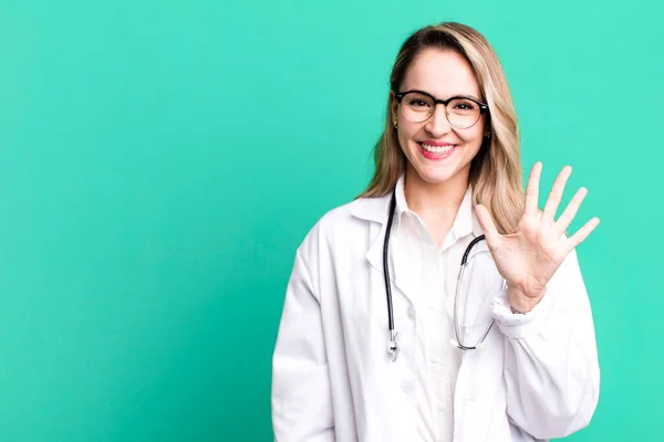 Ler Och Ser Vänlig Visar Nummer Fem Medicinstuderande Eller Läkare — Stockfoto