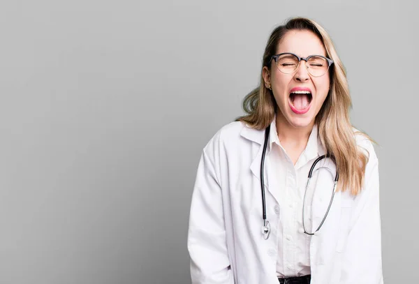 Skrek Aggressivt Och Såg Väldigt Arga Medicinstuderande Eller Läkare — Stockfoto