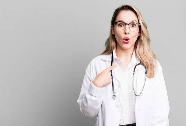 Looking Shocked Surprised Mouth Wide Open Pointing Self Medicine Student — Stock Photo, Image