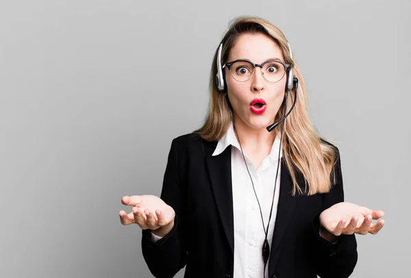 Feeling Extremely Shocked Surprised Telemarketer Concept — Foto Stock