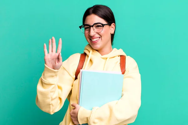 Sonriendo Luciendo Amigable Mostrando Número Cuatro Concepto Estudiante Universitario —  Fotos de Stock