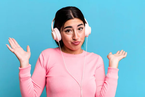 Sentir Intrigado Confuso Duvidoso Ouvir Música Com Fones Ouvido — Fotografia de Stock