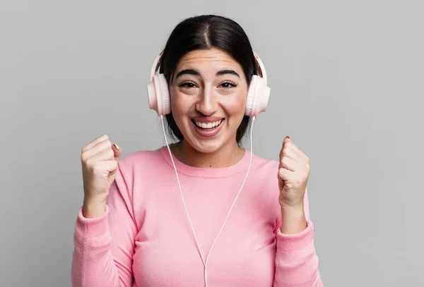 Sentirse Conmocionado Riendo Celebrando Éxito Escuchar Música Con Auriculares —  Fotos de Stock