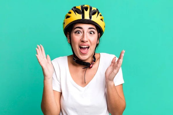 Känna Sig Lycklig Och Förvånad Över Något Otroligt Cykelhjälmskoncept — Stockfoto
