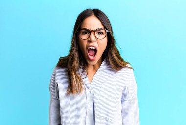 İspanyol güzel kadın korkmuş ve şok olmuş hissediyor, ağzı açık şaşkınlık içinde.