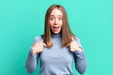 Mutlu, şaşkın ve gururlu hissediyorum. Heyecanlı ve şaşkın bir bakışla kendimi gösteriyorum.