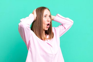 Korkunç bir hata yüzünden dehşete düşmüş ve şok olmuş bir halde elleri baş başa kaldırıyorlardı.