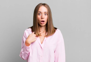 Şok olmuş ve şaşırmış bir halde, ağzı açık, kendini işaret eden.