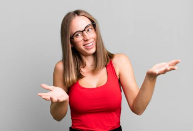 Aptal, çılgın, şaşkın, şaşkın bir ifadeyle omuz silkmek, rahatsız ve cahil hissetmek.