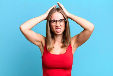 Hayal kırıklığına uğramış ve sıkılmış hissediyorum, başarısızlıktan bıkmış ve bıkmış, sıkıcı işlerden bıkmış