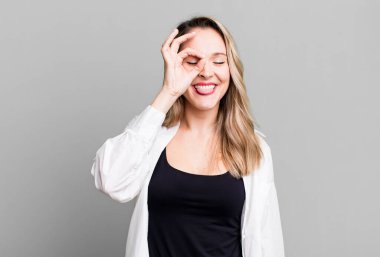 Komik yüzle mutlu bir şekilde gülümsüyor, şaka yapıyor ve gözetleme deliğinden bakıyor, sırları gözetliyor.