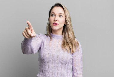 Şaşırmış ve şaşırmış hissediyorum. Şaşırmış ve ağzı açık bir şekilde hayranlıkla yukarı bakıyor.