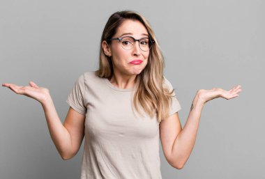 Kafası karışmış, kafası karışmış, şüpheci, farklı seçenekleri tartıyor ya da komik ifadelerle seçiyor.