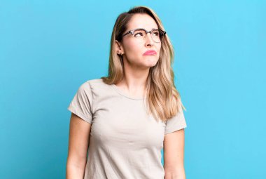 Endişeli, kafası karışık, budala bir ifadeyle, kopya alanına bakarak, şüphe ederek