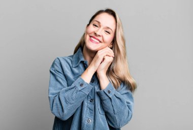 Aşık olmak, sevimli görünmek, tapılası ve mutlu olmak, romantik bir şekilde gülümsemek.