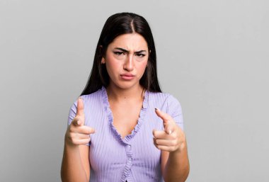 Kamerayı iki parmağınla ve kızgın bir ifadeyle sana görevini yapmanı söylüyor.