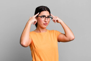 Kafası karışık ya da şüpheci olmak, bir fikre konsantre olmak, çok düşünmek, yan taraftaki boşluğu kopyalamak