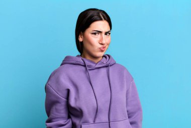 Kafası karışık ve şüpheli hissediyorum, merak ediyorum veya karar vermeye çalışıyorum.